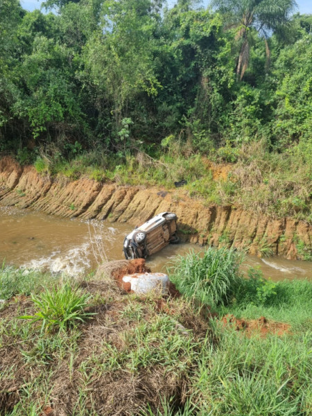 VeÃ­culo cai no CÃ³rrego da OnÃ§a na vicinal ParapuÃ£ a Bastos