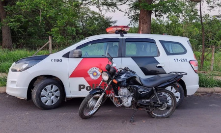ApÃ³s furto, motocicleta Ã© encontrada em matagal e devolvida Ã  vÃ­tima, em JunqueirÃ³polis