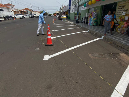 Prefeitura de OC inicia implantaÃ§Ã£o de estacionamento no modelo 45Â° no Centro Comercial Celso Mazzoni