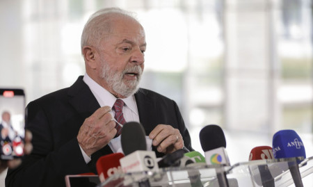 Lula deixa hospital em BrasÃ­lia apÃ³s cirurgia