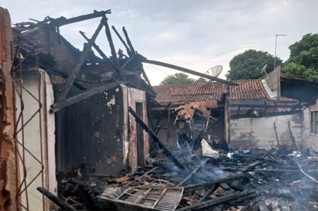 IncÃªndio destrÃ³i casa e carro em FlÃ³rida Paulista