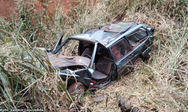 Carro com mãe e filha cai em ribanceira na SP-457, rodovia que liga a Bastos a Iacri