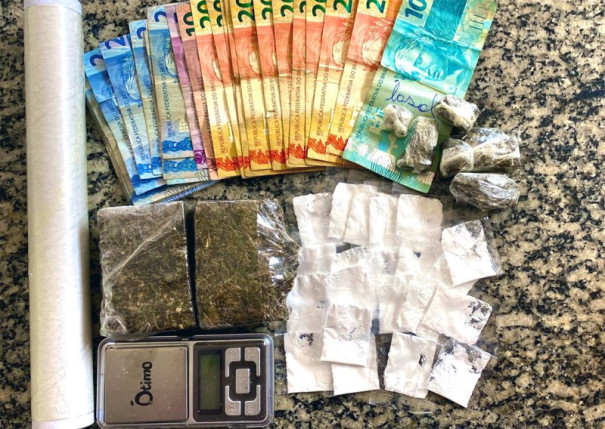 Polícia Militar de Bastos faz abordagem e apreende cocaína e tabletes de maconha