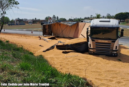 Carreta tomba e espalha milho em rodovia, prÃ³ximo ao trevo de QuatÃ¡