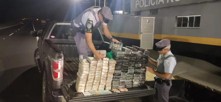 Quatro bolivianos sÃ£o presos com cocaÃ­na escondida em fundo falso de duas caminhonetes, em Presidente Prudente