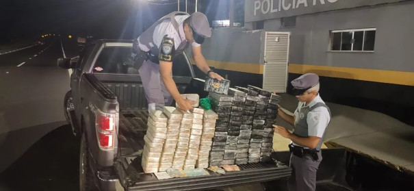 Quatro bolivianos são presos com cocaína escondida em fundo falso de duas caminhonetes, em Presidente Prudente