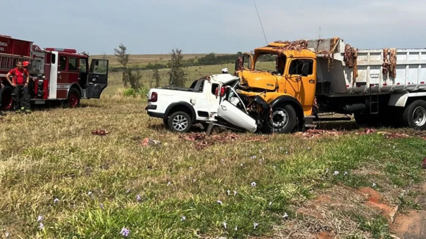 Acidente entre caminhonete e caminhão deixa um morto na BR-153, em Marília
