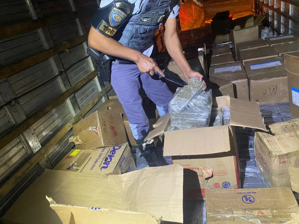 Casal é preso por tráfico de droga com mais de 139 kg de maconha escondidos em carreta, em Nantes