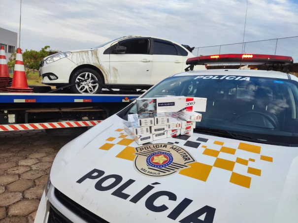 Carro com 20 mil maços de cigarros contrabandeados capota na Rodovia Raposo Tavares, em Presidente Epitácio