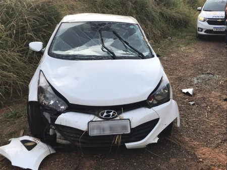 Motorista fica ferida apÃ³s perder o controle da direÃ§Ã£o de carro e capotar na Rodovia JÃºlio Budiski, em Presidente Prudente