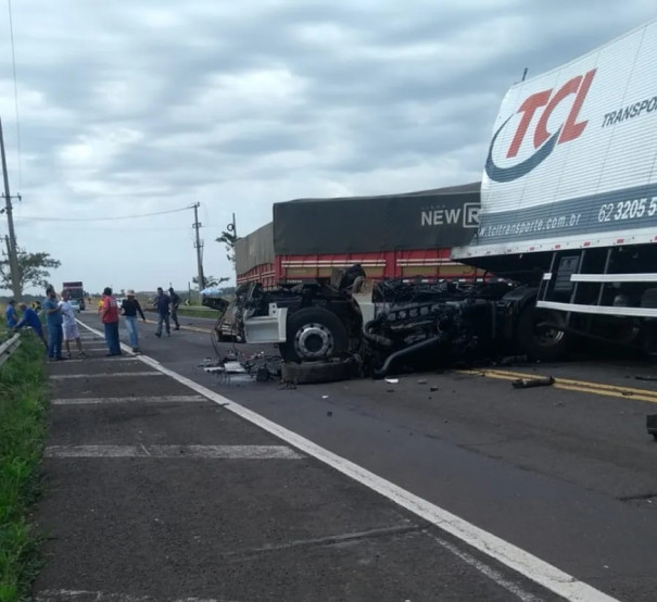 Acidente entre caminhões mata duas pessoas e interdita por três horas trânsito na ponte sobre o Rio Paraná na divisa entre MS e SP