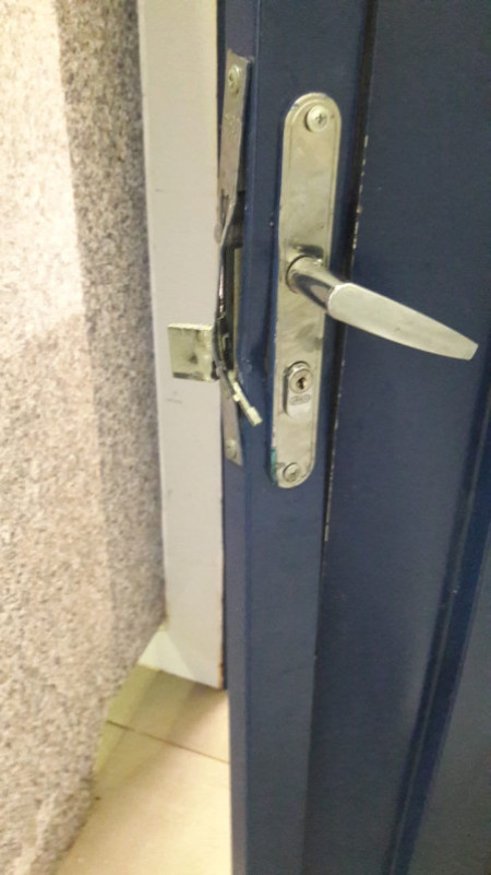 VÃ¢ndalos voltam a danificar sanitÃ¡rios da PraÃ§a SÃ£o JosÃ© em Osvaldo Cruz