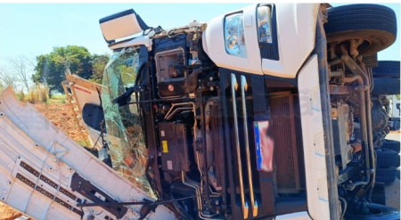 Carreta carregada com carne fica destruÃ­da em acidente na vicinal Arco-Ãris para LuiziÃ¢nia