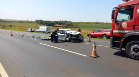 Homem morre apÃ³s batida entre carros em rodovia de GuapiaÃ§u