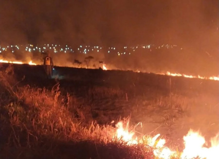 IncÃªndio de grandes proporÃ§Ãµes atinge Ã¡rea de pastagem, em Presidente Prudente