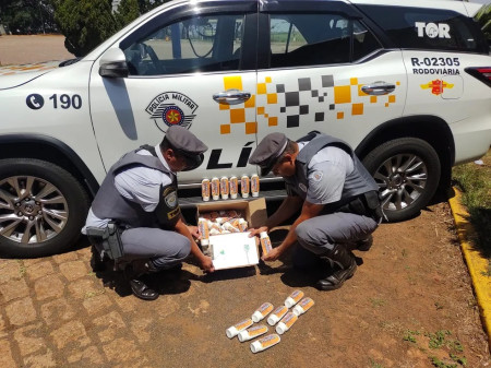 PolÃ­cia apreende cocaÃ­na dentro de frascos de creme para massagem em rodovia da regiÃ£o