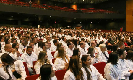 Brasil tem 575.930 mÃ©dicos ativos: 2,81 por mil habitantes