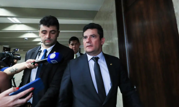 Desembargador pede vista e suspende julgamento de Moro