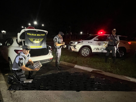PolÃ­cia RodoviÃ¡ria prende dupla por trÃ¡fico e apreende mais de 80kg de drogas na SP-294, em ParapuÃ£