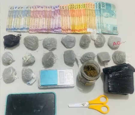 Com carro em movimento, casal tenta se desfazer de objetos pela janela, mas Ã© preso por trÃ¡fico de drogas, em Presidente EpitÃ¡cio