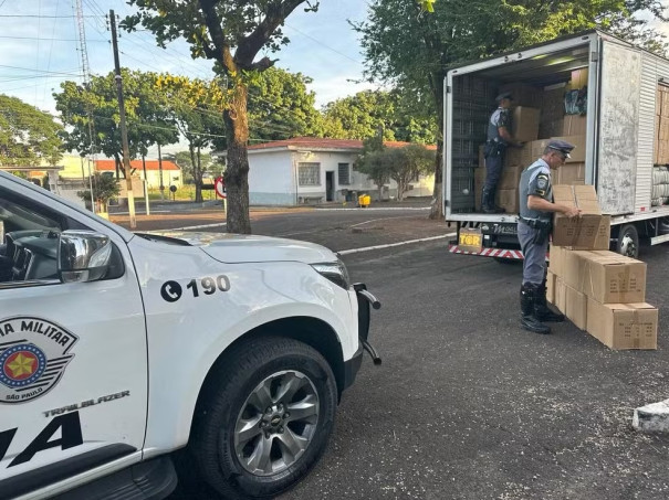 Polícia Rodoviária apreende 115 mil produtos sem documentação fiscal em compartimento de carga de caminhão, em Dracena