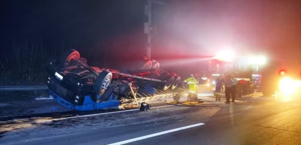 Motorista morre após caminhão capotar na SP-333 em Marília