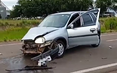 Carro bate em Ã´nibus, roda na pista e atinge outro veÃ­culo em rodovia de Birigui