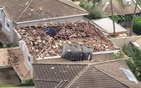 ExplosÃ£o em cano de aquecedor destrÃ³i telhado de casa em AraÃ§atuba