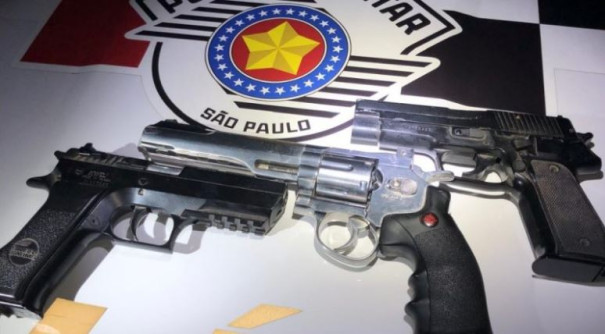 Homem é detido e polícia apreende três réplicas de arma de fogo, em Flórida Paulista