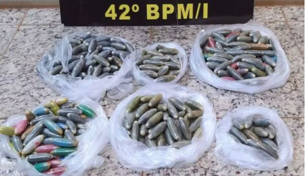 Com 300 cápsulas de cocaína no estômago, bolivianos são presos em posto de combustíveis em Presidente Venceslau