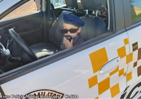 PolÃ­cia RodoviÃ¡ria realiza sonho de crianÃ§a ao comemorar seu aniversÃ¡rio, em SalmourÃ£o