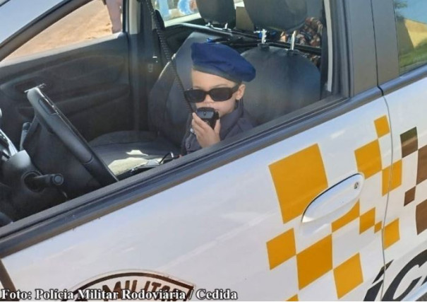 Polícia Rodoviária realiza sonho de criança ao comemorar seu aniversário, em Salmourão