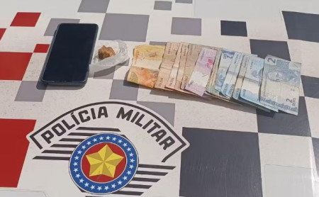 Jovem tenta despistar polÃ­cia em moto, mas termina preso com pedras de crack, em Dracena