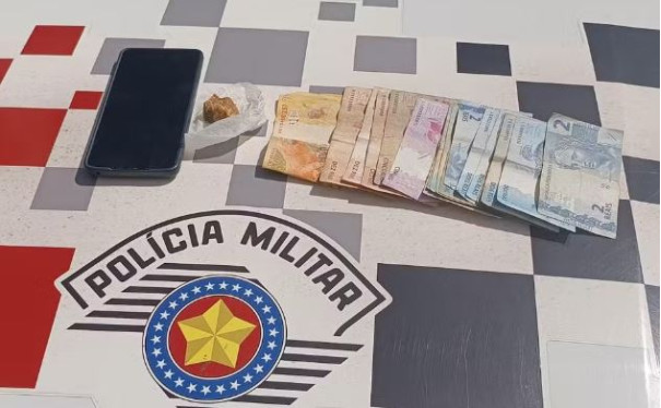 Jovem tenta despistar polícia em moto, mas termina preso com pedras de crack, em Dracena