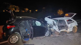 Duas pessoas morrem e outras duas ficam gravemente feridas apÃ³s carros baterem de frente na SP-270, em Regente FeijÃ³