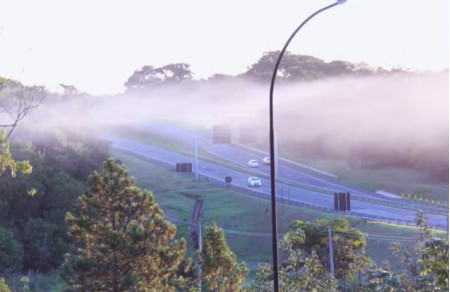 ConcessionÃ¡ria alerta motoristas sobre riscos de neblina ao longo da SP-270, na regiÃ£o de Presidente Prudente