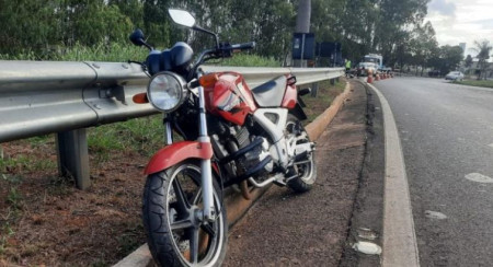 Motociclista de Osvaldo Cruz perde o controle no trevo de ParapuÃ£ e colide contra guard rail