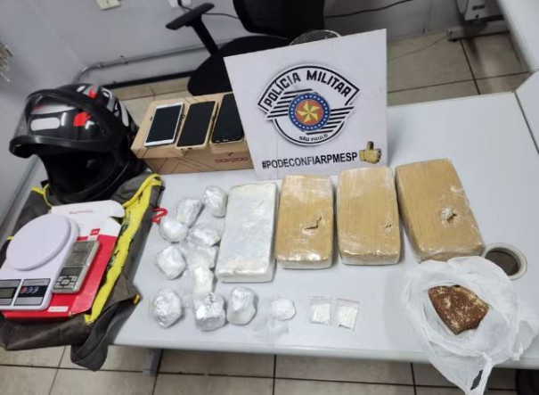 Homem tenta se esconder em matagal e acaba preso por tráfico de drogas com tabletes de cocaína e crack, em Presidente Prudente