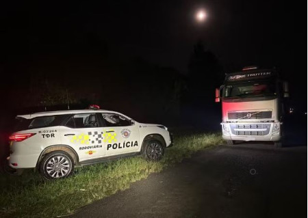 Homem tenta fugir apÃ³s abandonar caminhÃ£o e semirreboque Ã s margens da Rodovia Raposo Tavares e acaba preso por receptaÃ§Ã£o