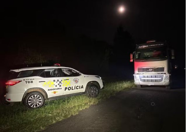 Homem tenta fugir após abandonar caminhão e semirreboque às margens da Rodovia Raposo Tavares e acaba preso por receptação