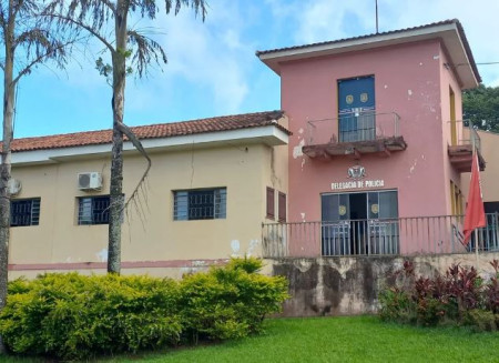 Comerciante Ã© preso em flagrante pela polÃ­cia depois de agredir a prÃ³pria filha, em Regente FeijÃ³