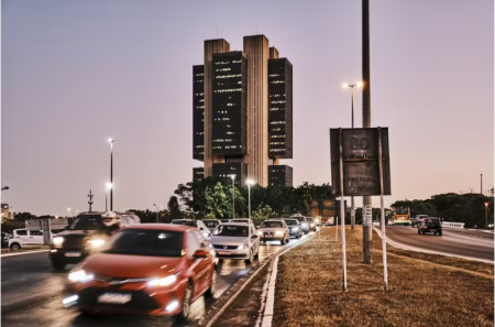 Banco Central diz que nÃ£o 'hesitarÃ¡' em elevar Selic para assegurar inflaÃ§Ã£o na meta; alta do dÃ³lar preocupa 
