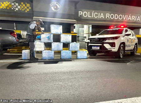 PolÃ­cia RodoviÃ¡ria aborda veÃ­culos na SP-270 e apreende mais de 580 quilos de droga