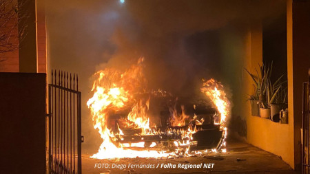 FLÃRIDA: Carro pega fogo em garagem de residÃªncia 
