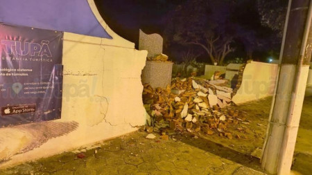 Motorista derruba parte do muro do CemitÃ©rio da Saudade na noite de sexta-feira
