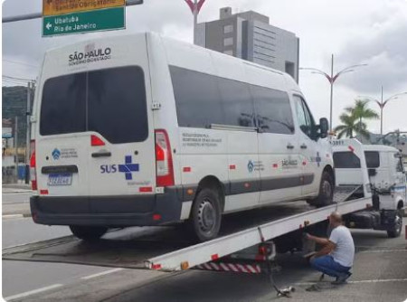 Van para pacientes do SUS Ã© apreendida por transporte irregular de passageiros no litoral