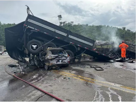 Acidente com Ã´nibus, carreta e carro deixa ao menos 26 mortos em Minas Gerais