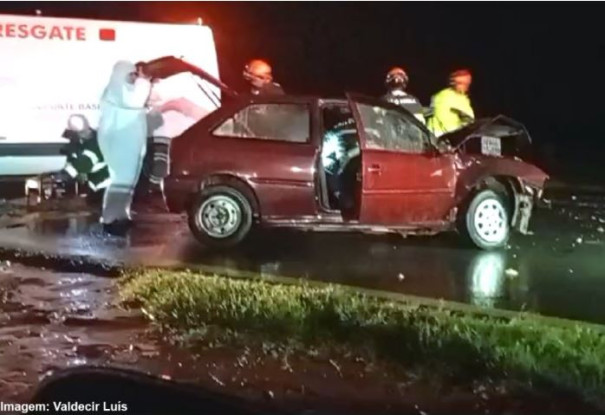 Acidente envolvendo dois carros na sp-457, entre iacri e bastos, fere três pessoas