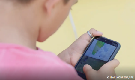 Senado aprova projeto para restringir uso de celular em escolas