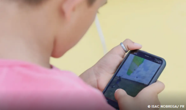 Senado aprova projeto para restringir uso de celular em escolas